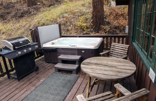 Estes Park Cabin | Stand Alone Cabin with River Views from your Personal Hot Tub