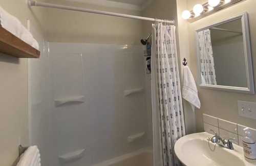 Dongola Apartment | Standalone Carriage House, 2 BR, 4 Guests, less than one mile from I-57