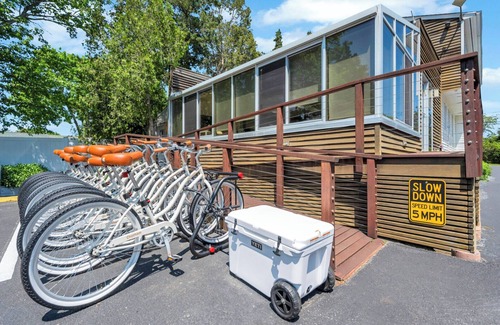 Hampton Bays House | Standard Room in Boutique Hotel, the Heart of Hampton Bays, Waterfront.