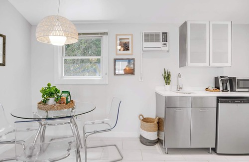 Hampton Bays House | Standard Room in Boutique Hotel, the Heart of Hampton Bays, Waterfront.