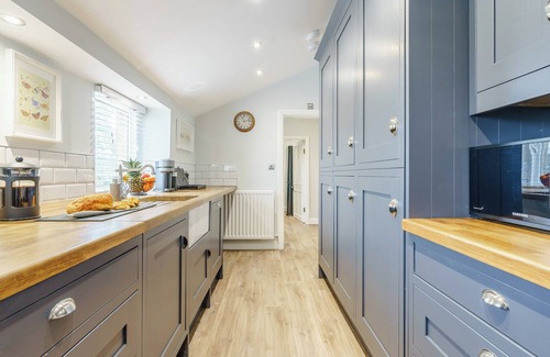 Crawcrook Cottage | Standing in it’s own beautiful grounds, with private garden and hot tub overlooking the waters.