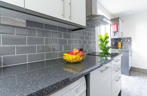Portsmouth Apartment | Stansted 1 | 6 Bedrooms | 2 and A Half Bath