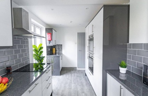 Portsmouth Apartment | Stansted 1 | 6 Bedrooms | 2 and A Half Bath