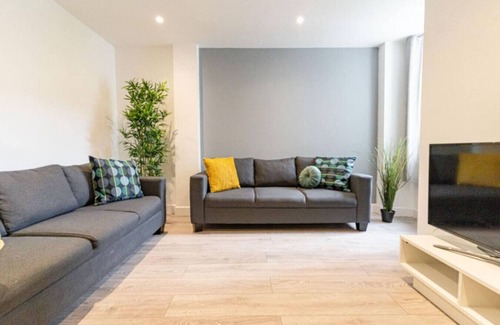 Portsmouth Apartment | Stansted 2 | 6 Bedrooms | 2 and A Half Bath