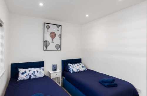 West Hendon Apartment | Star London Vivian Avenue 2-Bed Haven