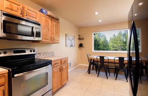 Roslyn Ridge Cabin | Starry Pines · Family & Pet Friendly Cabin Retreat w/3 Decks!