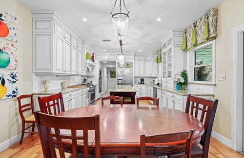 Gainesville House | Stately 4500+Sqft home steps to UF Stadium!