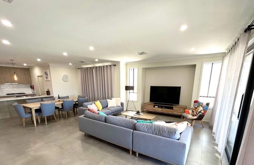 Wallaroo House | Stately Retreat - Brand New 4 Bedroom Home With Private Mariner Access