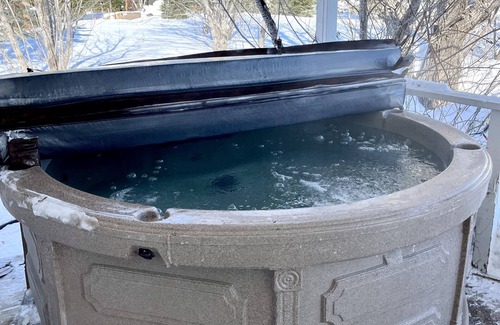 Victoria Beach House | STAY 2 NIGHTS GET 1 FREE -Cozy Victoria Beach Cottage ,Hot Tub,Deck and CC Ski