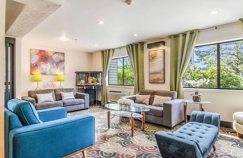 Poulsbo Resort | Stay at GuestHouse Poulsbo! Just a 10-minute Walk From Historic Downtown!