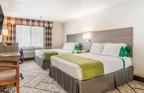 Poulsbo Resort | Stay at GuestHouse Poulsbo! Just a 10-minute Walk From Historic Downtown!