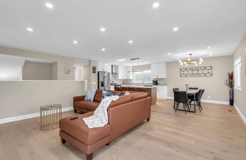 Streamwood House | Stay Awhile! Spacious Home w/All You Need