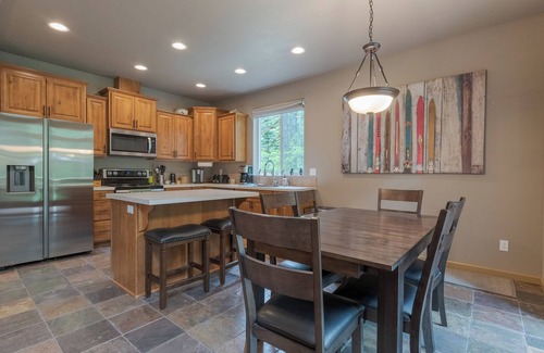 Zigzag Ski Chalet | Stay before 9/22 get the 3RD night FREE!Hot tub,EVcharger, Creek,