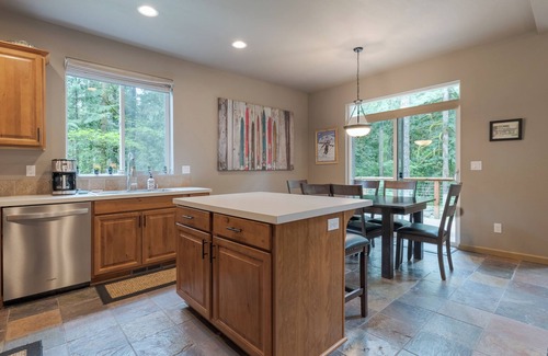 Zigzag Ski Chalet | Stay before 9/22 get the 3RD night FREE!Hot tub,EVcharger, Creek,
