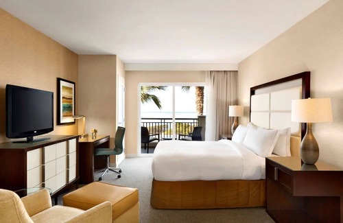 Carlsbad Hotel | Stay Close to South State Beach: Outdoor Pool, Oceanview, Pets are Allowed!
