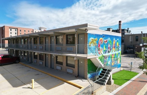 Cedar Falls Apartment | Stay Downtown, Free Gated Parking, Renovated Studio! 527