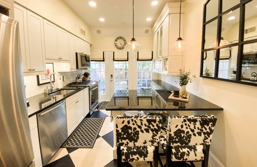 Historic District House | Stay in Heart of Downtown Annapolis Steps to Main St at Historic Carriage House