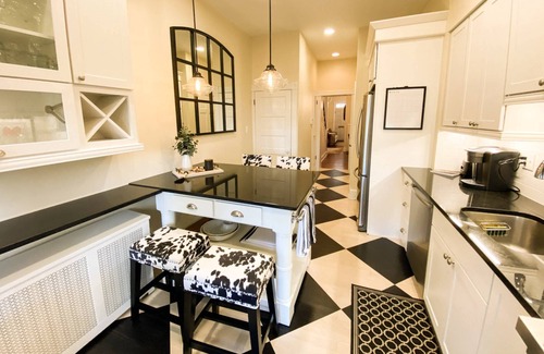 Historic District House | Stay in Heart of Downtown Annapolis Steps to Main St at Historic Carriage House