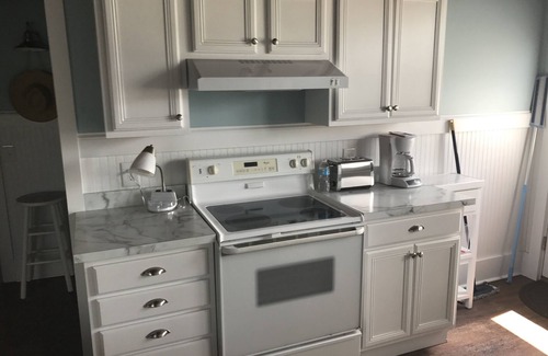 Nags Head Cottage | Stay in the Old Beach Style Flat Top House! Quick walk to the ocean!