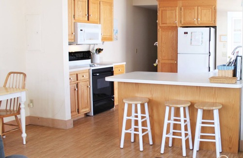 Old Lyme Cottage | Stay just steps away from a beautiful private beach in Old Lyme!