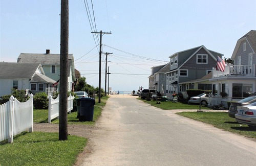 Old Lyme Cottage | Stay just steps away from a beautiful private beach in Old Lyme!