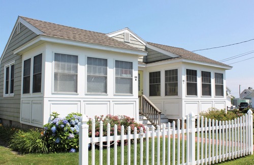 Old Lyme Cottage | Stay just steps away from a beautiful private beach in Old Lyme!