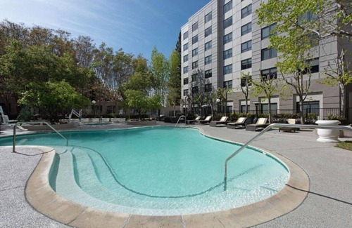 Santa Clara House | Stay minutes away from the ultra-chic campuses of tech giants!