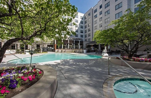 Santa Clara House | Stay minutes away from the ultra-chic campuses of tech giants!