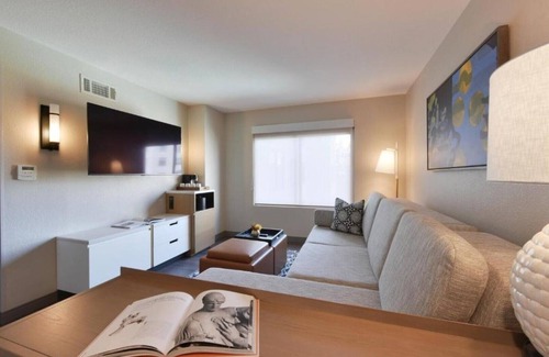 Santa Clara House | Stay minutes away from the ultra-chic campuses of tech giants!