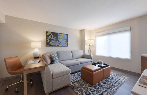 Santa Clara House | Stay minutes away from the ultra-chic campuses of tech giants!