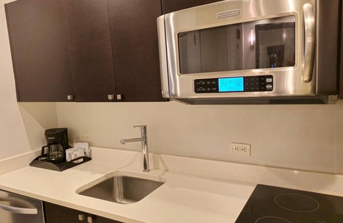 Ludlam Condo | Stay Near the Hardrock Stadium, King Studio