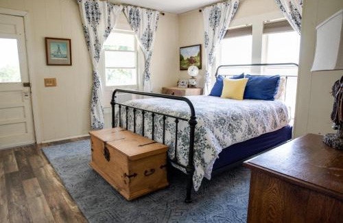 Dennis House | Stay on a 350-acre Cattle Ranch! Brazos River! Tubing! Petting zoo!