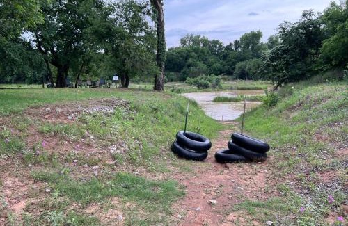 Dennis House | Stay on a 350-acre Cattle Ranch! Brazos River! Tubing! Petting zoo!