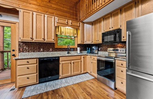 Wears Valley Cabin | Stay on the Quiet Side! 2mi to GSMNP Entrance~Hot Tub~2 Decks~Bears~WiFi