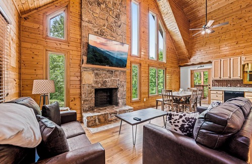 Wears Valley Cabin | Stay on the Quiet Side! 2mi to GSMNP Entrance~Hot Tub~2 Decks~Bears~WiFi
