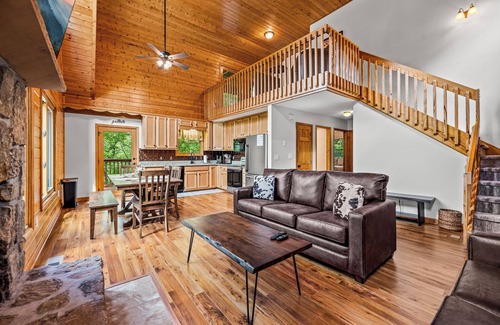 Wears Valley Cabin | Stay on the Quiet Side! 2mi to GSMNP Entrance~Hot Tub~2 Decks~Bears~WiFi