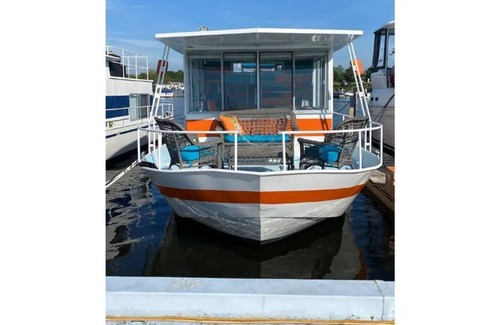 Douglas Boat Rental | Stay on the water aboard Tangerine Dream!