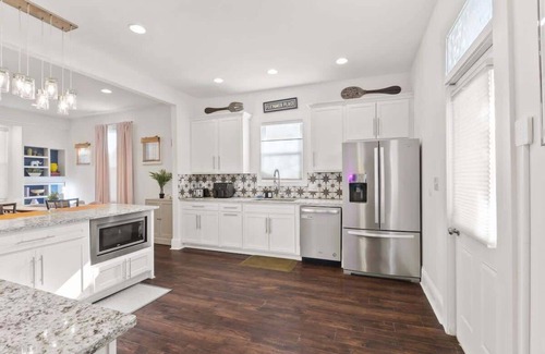 Fletcher Place House | Stay & Play Indy- Indoor Fun- 5 Min to Downtown- Sleeps 10