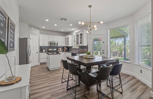 Round Rock House | Stay @ the TREEHOUSE! 4 bedroom+game room+huge backyard