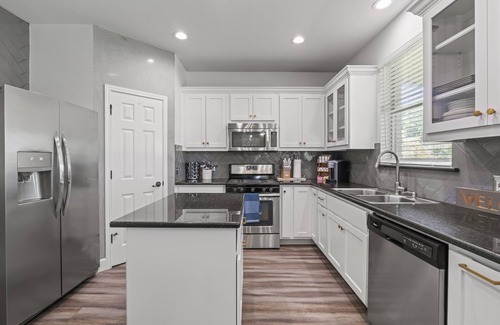 Round Rock House | Stay @ the TREEHOUSE! 4 bedroom+game room+huge backyard