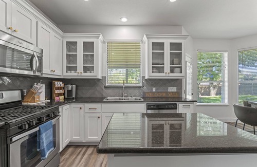 Round Rock House | Stay @ the TREEHOUSE! 4 bedroom+game room+huge backyard