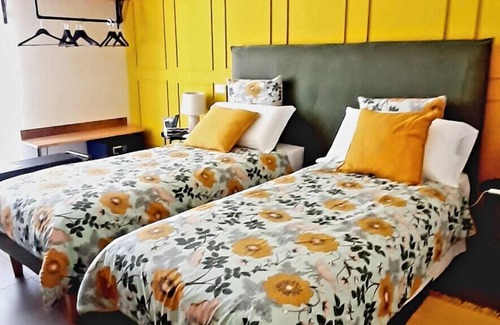 Pescara Bed & Breakfast | Stay with Comfort Double room with en suite bathroom and balcony.