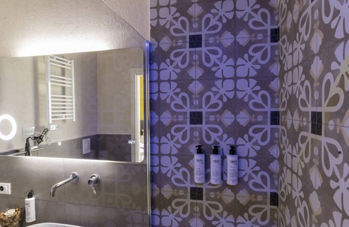 Pescara Bed & Breakfast | Stay with Comfort Double room with en suite bathroom and balcony.