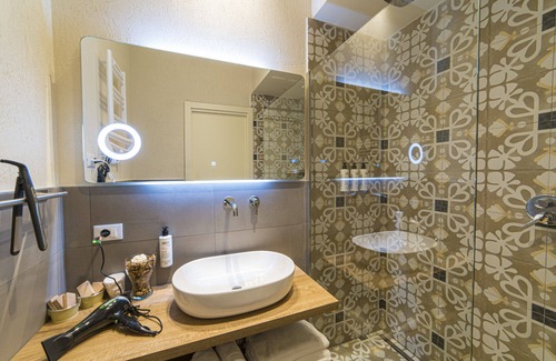 Pescara Bed & Breakfast | Stay with Comfort Double room with en suite bathroom and balcony.