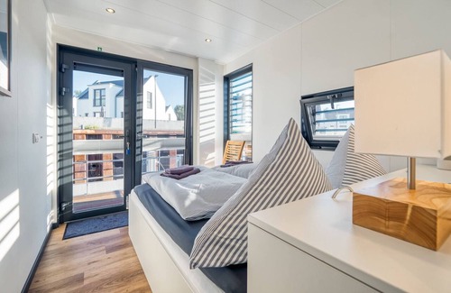 Peenemuende Boat Rental | Stay24 - Modernes Hausboot für 4 Personen im Yachthafen auf Usedom
