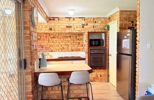 Seville Grove Apartment | StayAU 4BR Family Retreat w/Garden – Near Perth