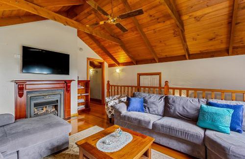 Mount Dandenong House | StayAU Luxury Candlewick Cottage in Dandenong