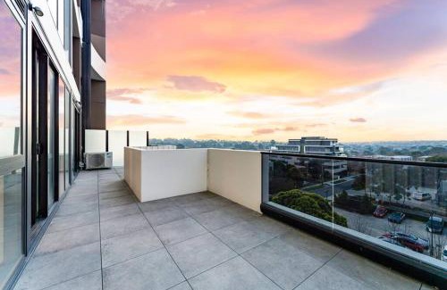 Box Hill Apartment | StayAU Spacious 2BR Stunning Sunset Views