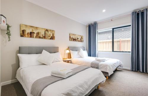 Mambourin House | StayAU Spacious 6BR House with Pool Table Urban Home