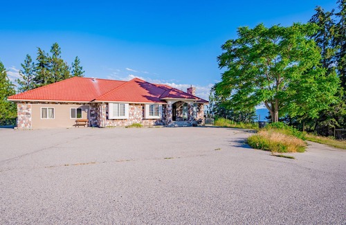 Central Okanagan Villa | Staycation in Winery Farm suite with private entrance